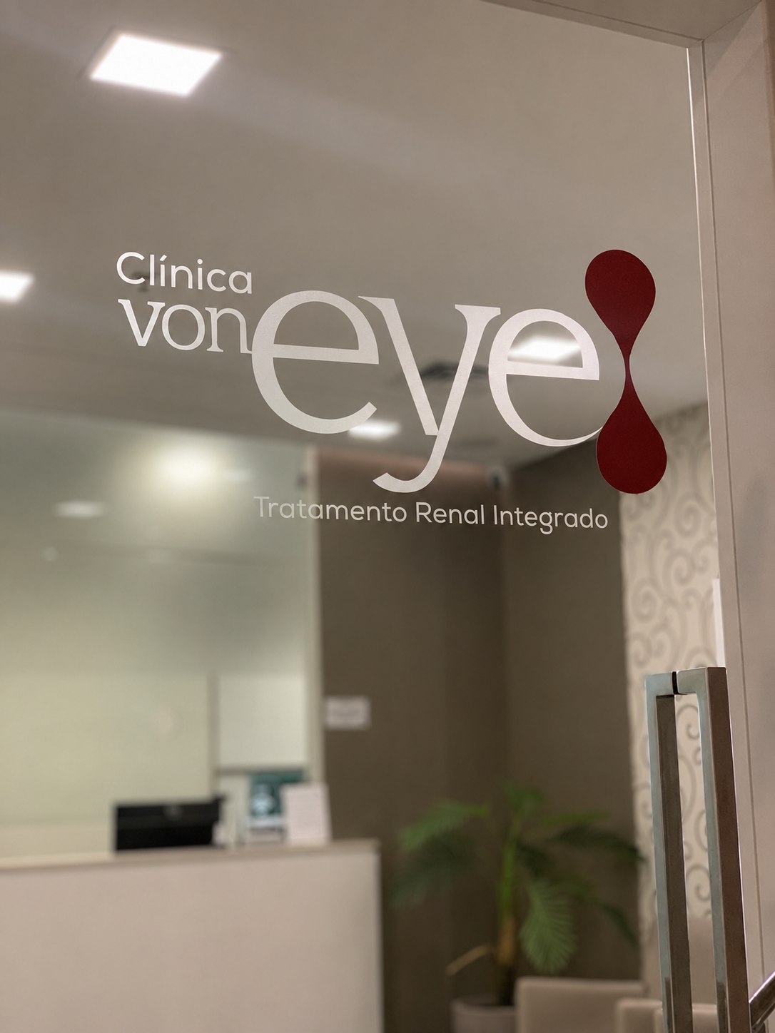 Entrada da Clínica von Eye com o logo da clínica na porta de vidro
